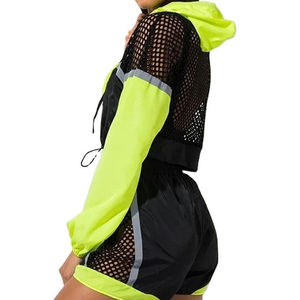 Ensemble deux pièces réfléchissant néon tendance 2024 pour femme : crop top à capuche et short en maille patchwork – Survêtement streetwear pour festival - Product Image 3