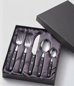 Couverts en acier inoxydable argenté avec manches noires, conçus pour un confort de repas moderne, des présentations de table élégantes et une utilisation quotidienne - Product Image 6