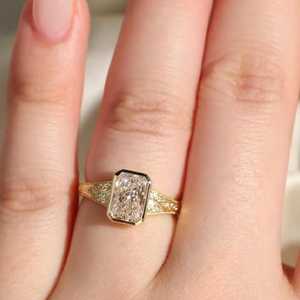 Anillo de compromiso de moissanita de corte radiante de 2.5 CT, solitario vintage con engaste de bisel en oro de 10K, anillo de filigrana grabado a mano para ella - Product Image 2