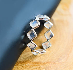 Anillo de eternidad con piedra lunar arcoíris en plata de ley 925 - Product Image 2