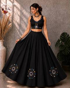 Tenue de fête en soie romaine avec de riches broderies à la main et miroirs réels - Lehenga choli - conçu pour les célébrations festives - Navratri - En vente - Product Image 3