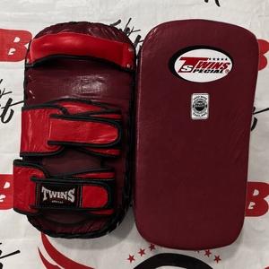 แผ่นรองเตะมวยไทยหนังวัวแท้คุณภาพสูงสำหรับมืออาชีพ รุ่น Professional Twins Kicking Focus Shield เหมาะสำหรับทุกเพศ ทนทาน กำลังเป็นที่นิยม - Product Image 1