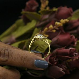 Anillo de Compromiso con Diamante Cultivado en Laboratorio, Corte Brillante Redondo, RITZIN |   Anillo de boda con halo y engaste de circonitas |   Estilo Adorable para Mujer - Product Image 1