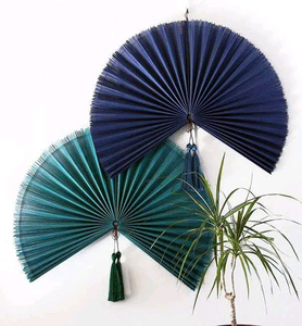 Sublimez chaque occasion avec des éventails en bambou vietnamiens tissés à la main, conçus pour les cadeaux de luxe, la décoration d'événements et les marchés de gros. - Product Image 1
