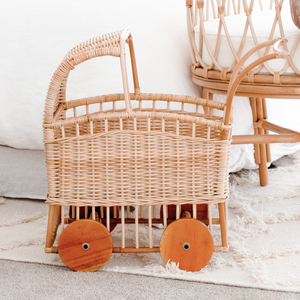 Poussette en rotin artisanale de bonne qualité, jouet pour enfant, poussette pour poupée bébé. - Product Image 1