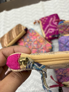 Pochette zippée matelassée en soie recyclée à motif floral bohème, écologique, légère, faite à la main, pour organiser téléphone et accessoires, export en gros - Product Image 2