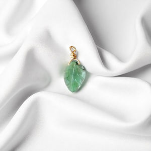 Pendentif en forme de feuille avec pierre précieuse émeraude |   Charme en pierre naturelle verte pour la fabrication de bijoux DIY - Product Image 1