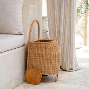 กระเป๋าเดินทางแบบรถเข็นหวายทรงกว้าง ตะกร้าเก็บของตกแต่งพร้อมล้อ รถเข็นหวายสานธรรมชาติ - Product Image 1