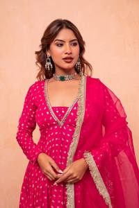 Conjunto Sharara Rosa Intenso de Moda con Estampado Bandhani, Kurti Corto con Peplum y Pantalón Palazzo, Salwar Kameez para Bodas Pakistaníes - Product Image 2