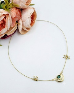 Collier en fil plaqué or minimaliste avec pierre ovale et lune croissante, style ethnique traditionnel, pour occasions festives, fournisseur de bijoux en gros - Product Image 1