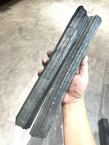 Charbon de bois en briquettes de sciure de bois dur vietnamien, fabriqué à la machine, meilleur prix, haute qualité, haute valeur calorifique, combustion de 4 à 6 heures, vente en gros - Product Image 5
