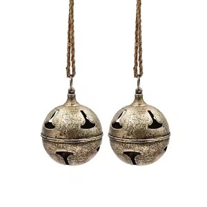 Cloches de Noël en métal de style nordique, décoration suspendue pour les intérieurs contemporains des fêtes - Product Image 4