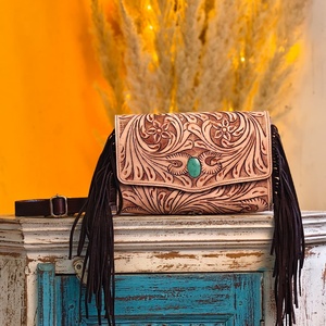 Bolso Cruzado de Cuero Genuino Venus Leathers, Estilo Western, Hecho a Mano, con Patrón Floral y Letras, Cierre de Cremallera, 45-55cm - Product Image 1