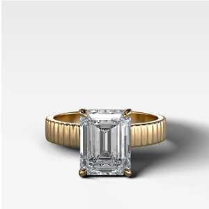 Bague de fiançailles en or massif 14 carats avec émeraude taille émeraude de 4 carats, diamant de laboratoire serti à griffes, texture moderne et minimaliste, pour demande en mariage - Product Image 1