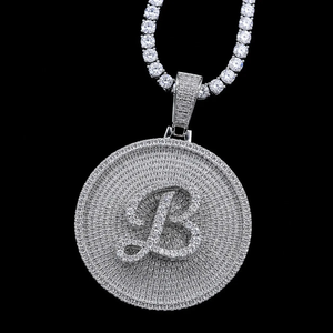 Colgante de Moissanita Plateada en Tono Blanco y Amarillo con 26 Letras, Modelo PEN 003 de 50 mm, Personalizado con Iniciales, Estilo Hip Hop - Product Image 3