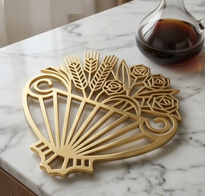 Sous-plat en acier inoxydable doré en forme d'éventail, résistant à la chaleur, ajouré, motif floral blé et rose, style Art Déco - Product Image 1