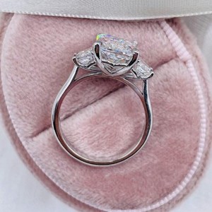 Anillo de Tres Piedras de Moissanita Brillante de 5 Quilates con Corte Radiante, Plata 925 Original Chapada en Oro, Joyería para Mujer, Regalo para Bodas y Fiestas, para Amigas - Product Image 4