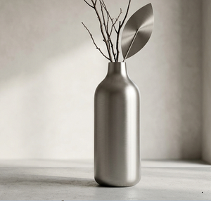 Jarrón Minimalista de Acero Inoxidable Plateado con Forma de Botella, Decoración de Mesa con Ramas Secas - Product Image 1
