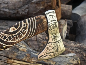 Axe Viking artisanal A&M ENTERPRISES avec tête en acier gravée de runes Vegvisir, manche en bois sculpté et poignée enveloppée de jute - Product Image 2