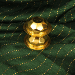 Soporte para Incienso con Diseño de Diamantes en Latón para Sala de Pooja, Meditación, Fragancia y Decoración del Hogar - Product Image 4