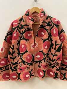 Veste bomber vintage faite à la main, style Suzani, tricotée, respirante, brodée indienne, en velours 100% coton, réversible, pour femmes - Product Image 4