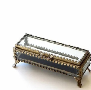 Caja de joyería rectangular vintage de latón y vidrio con tapa de espejo y adornos ornamentales para guardar joyas - Product Image 1