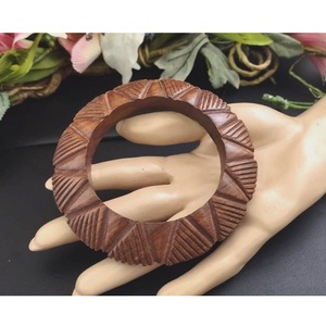 Bracelets en bois naturel poli lisse pour femmes, bijoux élégants parfaits pour le quotidien, les événements culturels et les soirées. - Product Image 4