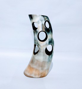 Vase en corne de buffle fait main, forme irrégulière, sculpté, artisanat naturel, décoration d'intérieur par Curio Craft - Product Image 1