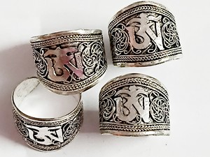 Anillos Religiosos Budistas Tibetanos con Símbolo Om, Turquesa y Aleación Plateada - Product Image 3