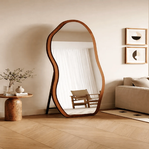 Grand miroir sur pied de forme organique avec une épaisse moulure en bois foncé et un support en chevalet, disponible à prix de gros. - Product Image 1