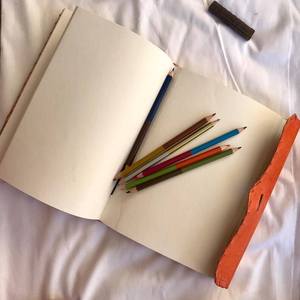 สมุดบันทึกหนังสีขาวทำมือสวยงาม 80 แผ่น กระดาษสีน้ำแบบเข้าเล่มแบบสันเกลียว ดีไซน์วินเทจคลาสสิก พร้อมกุญแจล็อคที่ปลอดภัย สมบูรณ์แบบ - Product Image 1