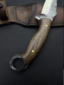 Cuchillo de Supervivencia y Caza, Acero Inoxidable 5160, Hoja Fija, Borde Parcialmente Dentado, Duradero y Ligero, Garantía de 3 Años, Madera de Nogal - Product Image 2