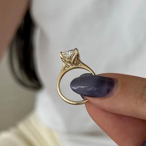 Anillo Solitario con Diamante de Laboratorio en Forma de Cojín Alargado de 4 Quilates, Oro Amarillo de 14k, Certificado IGI - Product Image 1