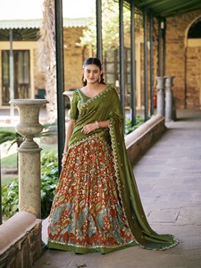 Ensemble Lehenga avec imprimé Kalamkari de designer et bordure en dentelle, chemisier brodé avec travail de sequins et dupatta brodée avec travail de sequins - Product Image 1