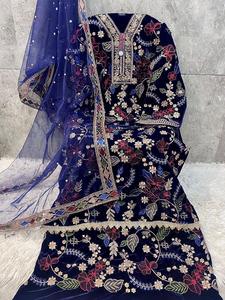 Traje clásico de terciopelo pesado con parte inferior de santoon y dupatta de red que ofrece un aspecto elegante y atemporal. - Product Image 5