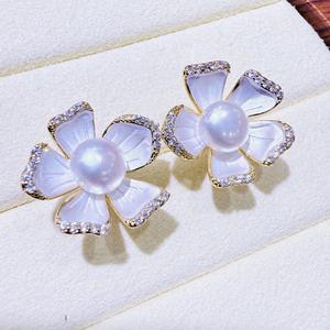 Boucles d'oreilles en perles d'eau douce véritable plaquées or 14 carats de style rétro personnalisées pour femmes, mode haut de gamme, élégance, tempérament, fleur - Product Image 2