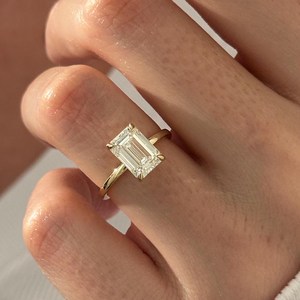 Bague de fiançailles fine en diamant de laboratoire taille émeraude 2,5 carats D VVS2, bague solitaire classique, bague en or jaune 14 carats, certifiée IGI - Product Image 6