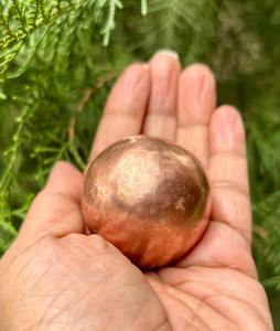 Esfera Decorativa de Cobre Hecha a Mano de Lujo Bold Blossom, Bola Artesanal Coleccionable, Regalo Promocional con Personalización - Product Image 3