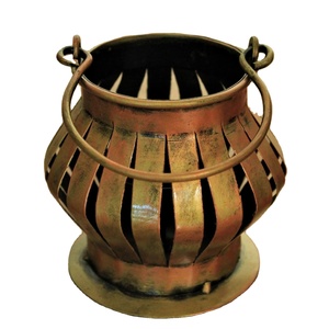 Los intrincados diseños de metal recortado de los portavelas proyectan patrones de sombras fascinantes en las paredes circundantes. - Product Image 6