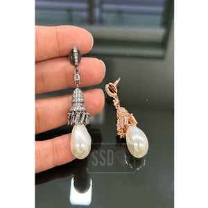Boucles d'oreilles élégantes de qualité supérieure en argent et or rose, collection moderne pour femmes et filles, idéales pour les fêtes et les mariages. - Product Image 1