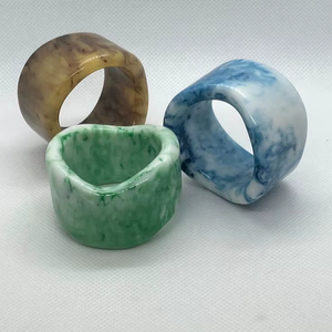 Colección de Anillos para Servilletas de Resina con Acabado Liso para Decoración de Mesa Moderna, Aportando un Brillo Pulido y un Atractivo Especial - Product Image 1