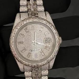 Reloj deportivo de diamantes de calidad premium para hombre con caja impermeable para uso en exteriores. Disponible al mejor precio del mercado. - Product Image 1