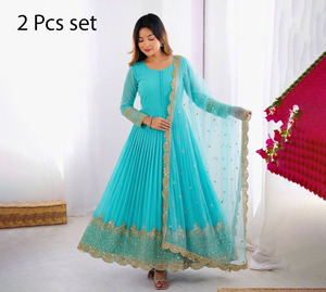 Kareena Kapoor Dress Designs: Perfect for All Season Parties Kareena Kapoor Dress Designs: Perfect for All Season Parties