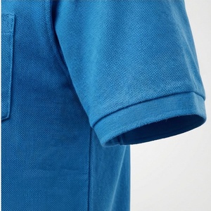 Polo en piqué de coton bleu à manches courtes pour homme avec poche, coupe décontractée classique - Product Image 6