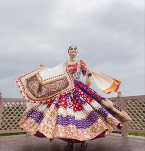 Lehenga Choli de créateur pour femmes avec dupatta imprimé pour Navratri |   Robe traditionnelle gujaratienne multicolore pour la fête de Garba - Product Image 3