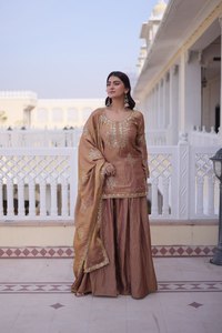 Conjunto de traje Salwar de tres piezas para mujer con Kurti de seda Crush Silk Zari, pantalones Palazzo acampanados, Dupatta con lentejuelas y bordados, y cuello redondo cosido. - Product Image 5