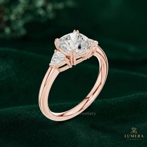 Anillo de compromiso con diamantes en corte cojín y trillón, diseño de tres piedras con detalles de diamantes brillantes, joyería personalizada a medida - Product Image 2