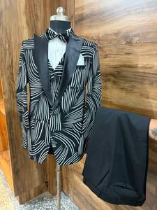 Costume de smoking noir imprimé pour homme, 3 pièces – Costume moderne de créateur pour mariage, soirée ou bal de promo avec revers en satin - Product Image 2