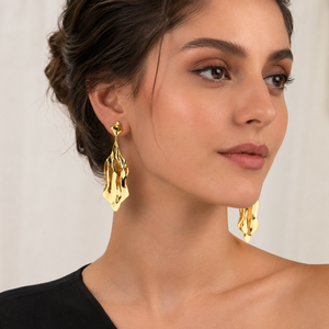 Boucles d'oreilles pendantes Sstringz Exim en laiton plaqué or pour femme, motif feuille géométrique irrégulier, tendance, longues, vente en gros Delhi - Product Image 3