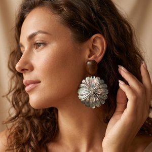 Boucles d'oreilles artisanales en coquillage floral, perles noires d'ormeau brut, bijoux de mariage, décoration artisanale naturelle par Curio Craft - Product Image 2